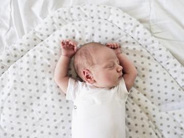 Vì sao bé 1 tháng tuổi hay vặn mình?