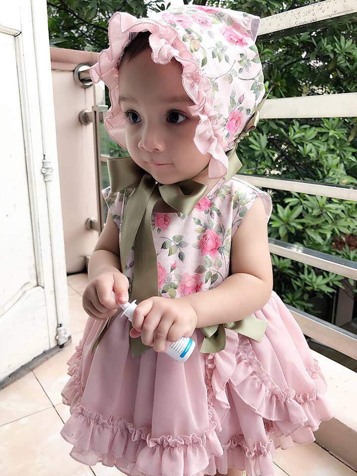 Bé gái Việt lai Séc xinh như công chúa với amp;#34;hàng trămamp;#34; mẫu váy áo mẹ tự chọn - 5
