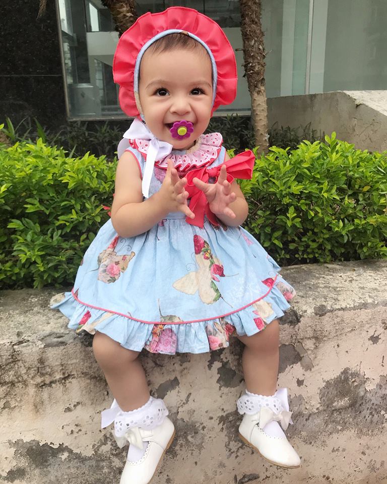 Bé gái Việt lai Séc xinh như công chúa với amp;#34;hàng trămamp;#34; mẫu váy áo mẹ tự chọn - 18