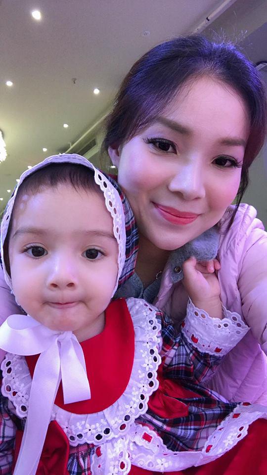 Bé gái Việt lai Séc xinh như công chúa với amp;#34;hàng trămamp;#34; mẫu váy áo mẹ tự chọn - 2