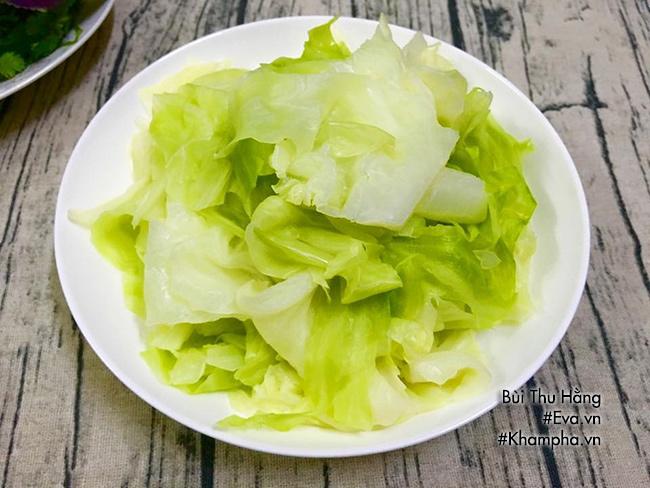 Bữa cơm tối nóng hổi, giòn ngon với nem và thịt rán - 8