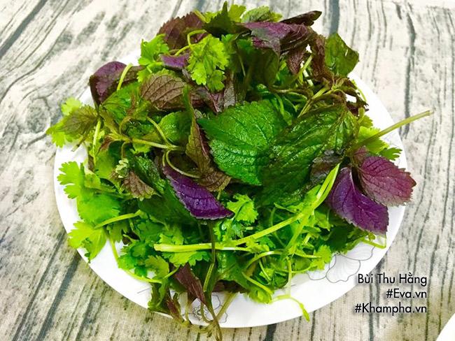 Bữa cơm tối nóng hổi, giòn ngon với nem và thịt rán - 4