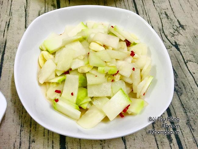 Bữa cơm tối nóng hổi, giòn ngon với nem và thịt rán - 7