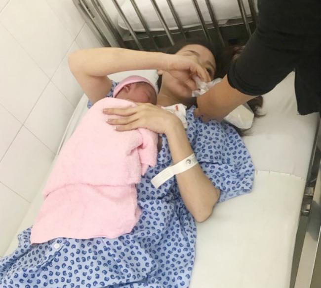 Người chồng “run cầm cập” kể lại giây phút đỡ đẻ cho vợ bất ngờ vỡ ối trên taxi - 3