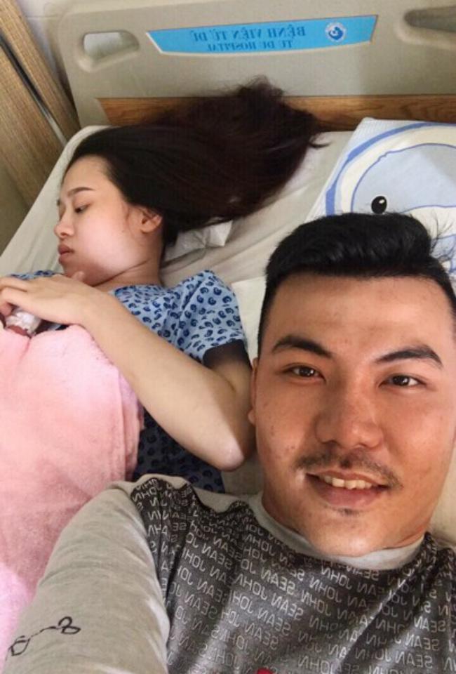 Người chồng “run cầm cập” kể lại giây phút đỡ đẻ cho vợ bất ngờ vỡ ối trên taxi - 1