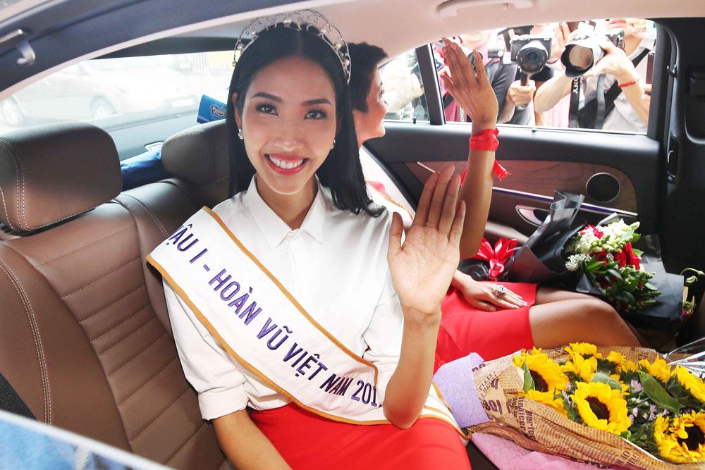 Hoàng Thuỳ ngã amp;#34;sấp mặtamp;#34; trên sân khấu vẫn đăng quang Á hậu Hoàn vũ - 2