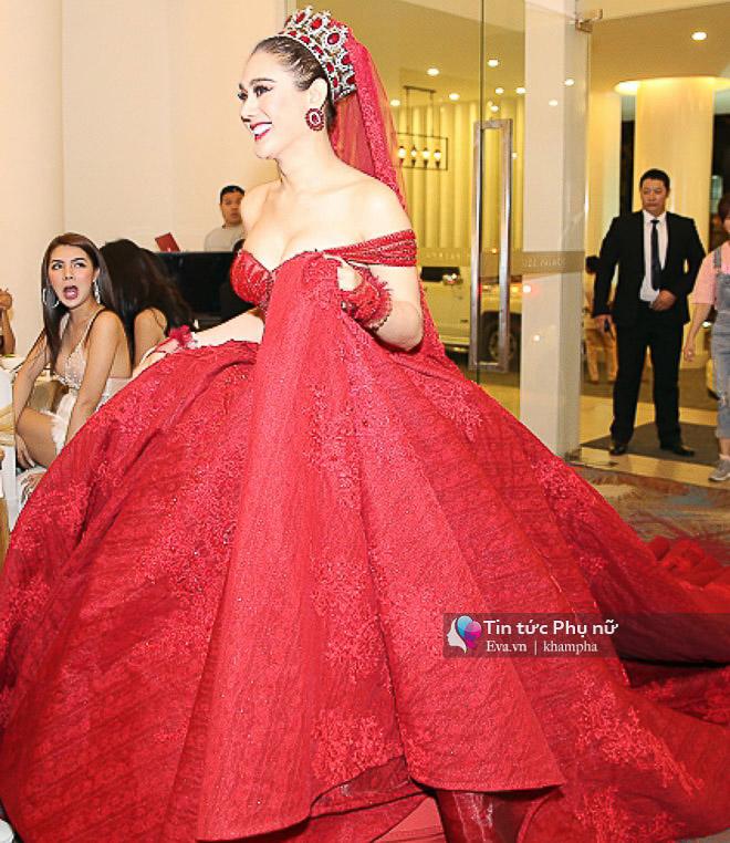 Tường thuật: Lâm Khánh Chi gây choáng ngợp với 5 bộ váy hoành tráng trong đám cưới xa hoa - 14