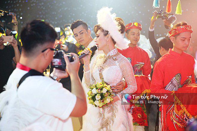 Tường thuật: Lâm Khánh Chi gây choáng ngợp với 5 bộ váy hoành tráng trong đám cưới xa hoa - 11