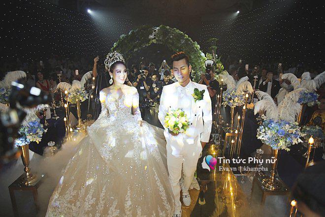 Tường thuật: Lâm Khánh Chi gây choáng ngợp với 5 bộ váy hoành tráng trong đám cưới xa hoa - 1
