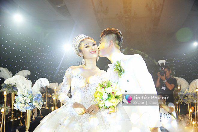 Tường thuật: Lâm Khánh Chi gây choáng ngợp với 5 bộ váy hoành tráng trong đám cưới xa hoa - 2