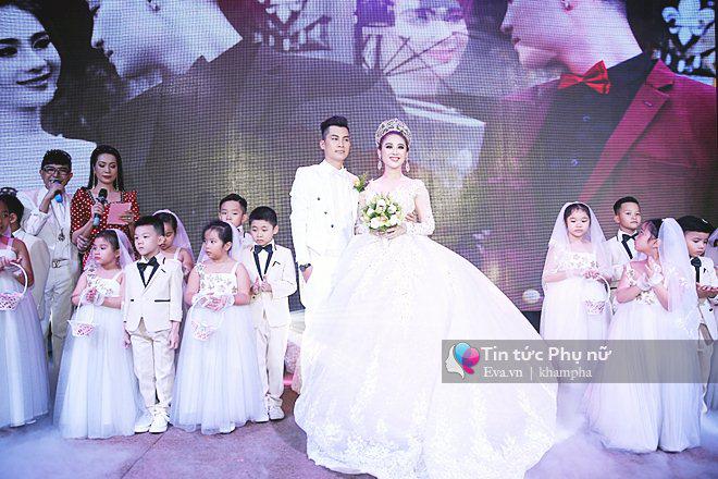 Tường thuật: Lâm Khánh Chi gây choáng ngợp với 5 bộ váy hoành tráng trong đám cưới xa hoa - 7