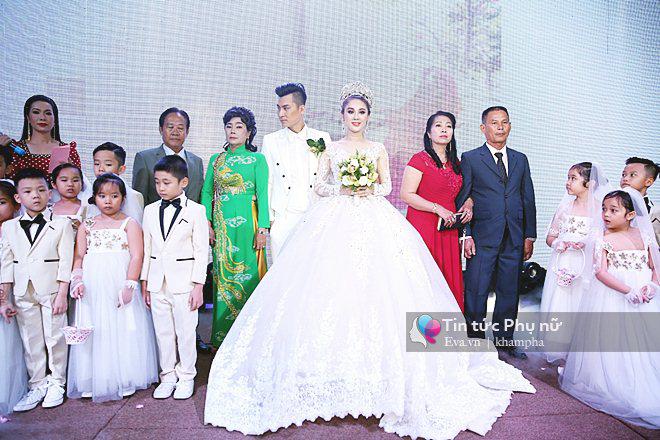 Tường thuật: Lâm Khánh Chi gây choáng ngợp với 5 bộ váy hoành tráng trong đám cưới xa hoa - 8