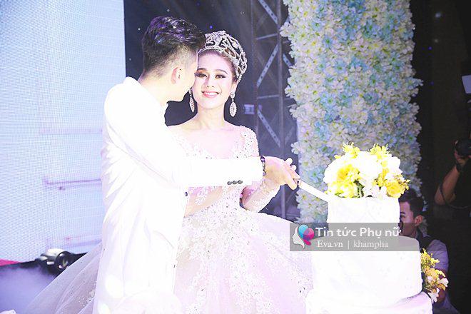 Tường thuật: Lâm Khánh Chi gây choáng ngợp với 5 bộ váy hoành tráng trong đám cưới xa hoa - 5