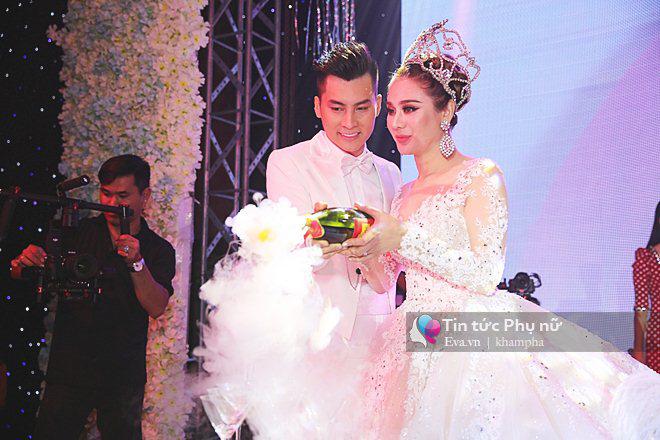 Tường thuật: Lâm Khánh Chi gây choáng ngợp với 5 bộ váy hoành tráng trong đám cưới xa hoa - 3