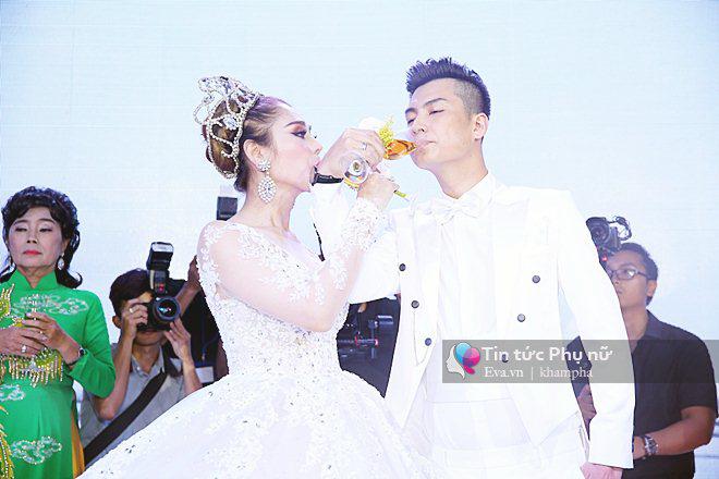 Tường thuật: Lâm Khánh Chi gây choáng ngợp với 5 bộ váy hoành tráng trong đám cưới xa hoa - 4