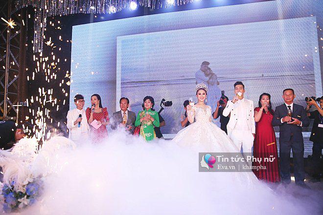 Tường thuật: Lâm Khánh Chi gây choáng ngợp với 5 bộ váy hoành tráng trong đám cưới xa hoa - 9