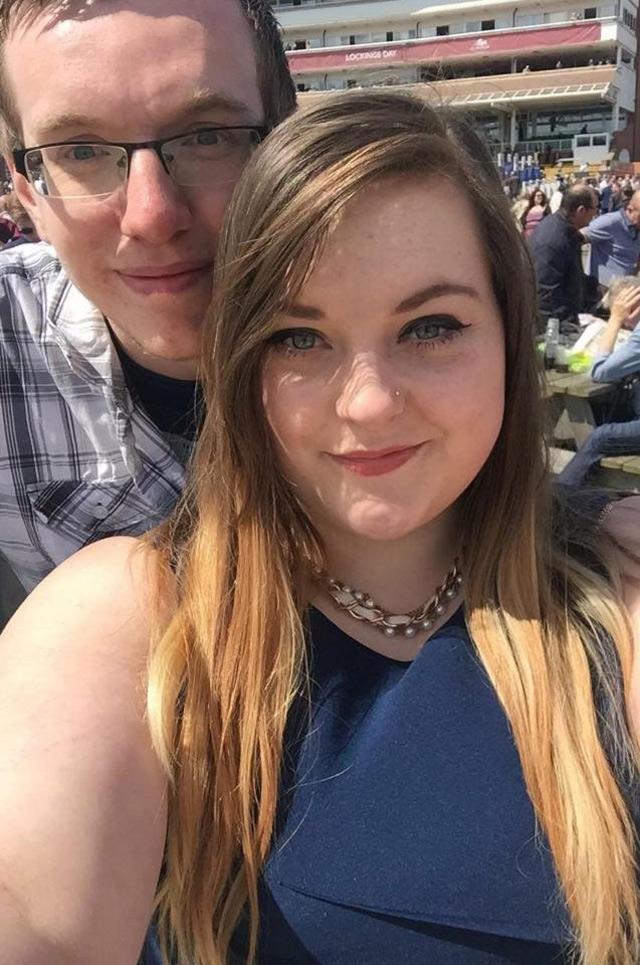 Khoảnh khắc em bé vẫy tay chào bố mẹ từ trong bụng siêu đáng yêu khiến dân mạng trầm trồ - 1