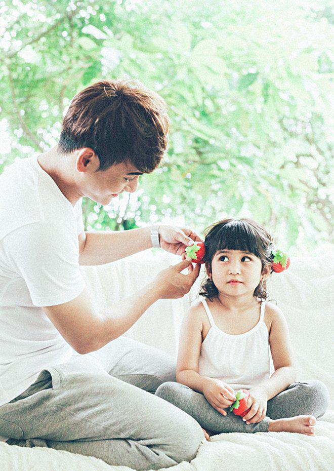 Con gái 5 tuổi xinh như thiên thần của amp;#34;bố đơn thânamp;#34; Ưng Đại Vệ - 1