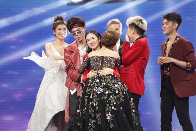 Hòa Minzy, Giang Hồng Ngọc ôm lấy nhau khi được vào Chung kết Cặp đôi Hoàn hảo - 3