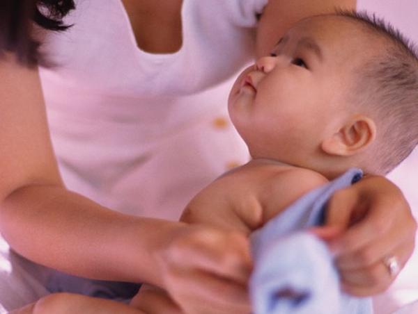 Bác sĩ nhi khoa mách mẹ cách chăm sóc trẻ bị mẩn ngứa mùa lạnh - 4