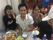 Làng sao - Nhã Phương nhăn nhó khi bị bắt gặp đi ăn cùng mẹ và Trường Giang