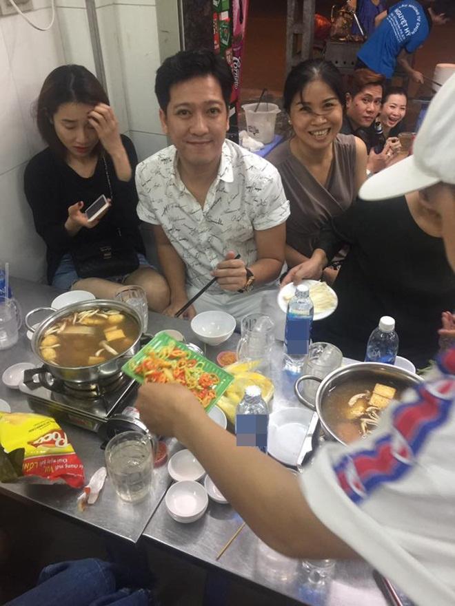 Nhã Phương nhăn nhó khi bị bắt gặp đi ăn cùng mẹ và Trường Giang - 1