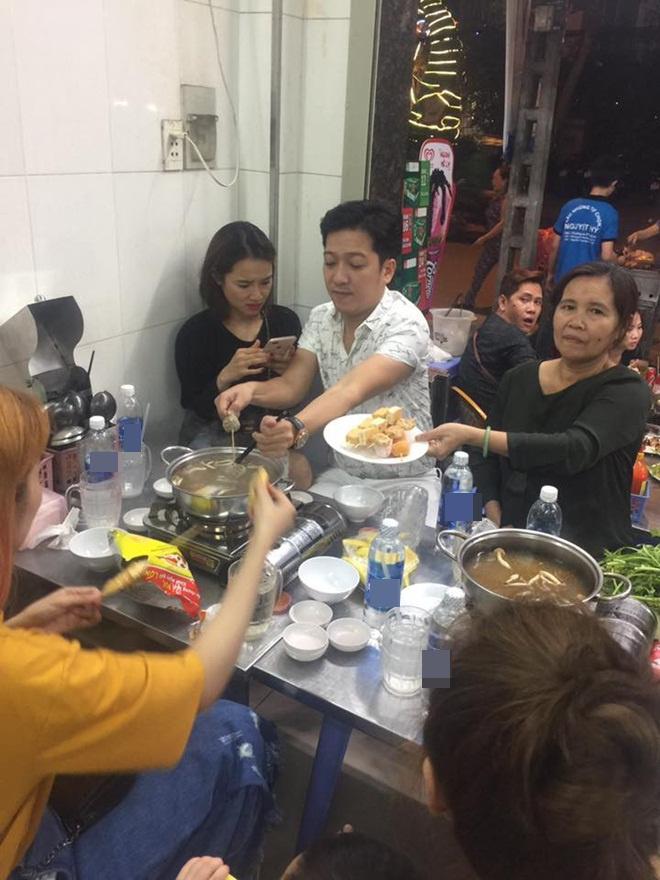 Nhã Phương nhăn nhó khi bị bắt gặp đi ăn cùng mẹ và Trường Giang - 3