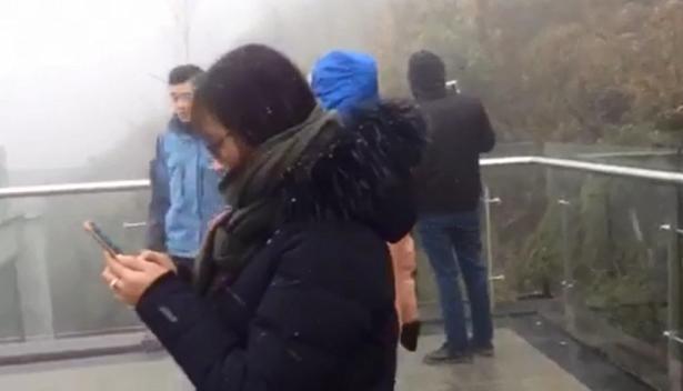 Sáng 12/1, tuyết đã bắt đầu rơi ở Sapa, khách du lịch òa lên vì thích thú - 1