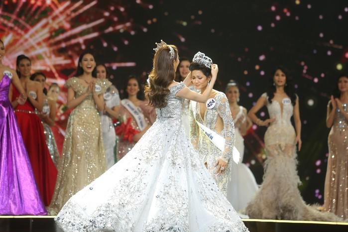 Trao vương miện cho Hamp;#39;hen Niê, song Phạm Hương lại gửi lời nhắn nhủ 39 thí sinh còn lại - 1