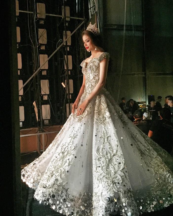 Trao vương miện cho Hamp;#39;hen Niê, song Phạm Hương lại gửi lời nhắn nhủ 39 thí sinh còn lại - 5