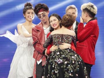 Hòa Minzy, Giang Hồng Ngọc ôm lấy nhau khi được vào Chung kết Cặp đôi Hoàn hảo