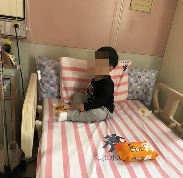 Bé trai 3 tuổi sống cùng thi thể ông bà nội suốt 2 ngày mà không ai phát hiện ra - 3