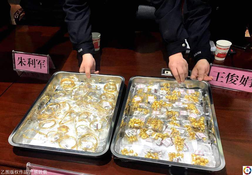 Giấu nhiều vàng dưới ngôi mộ của người vợ quá cố, tội ác của chồng bị phanh phui - 3