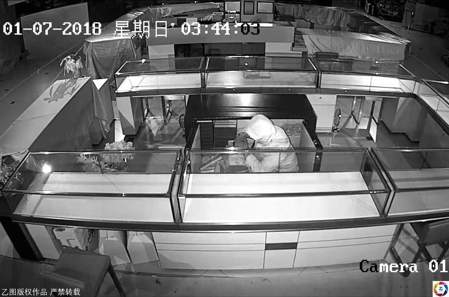 Giấu nhiều vàng dưới ngôi mộ của người vợ quá cố, tội ác của chồng bị phanh phui - 1