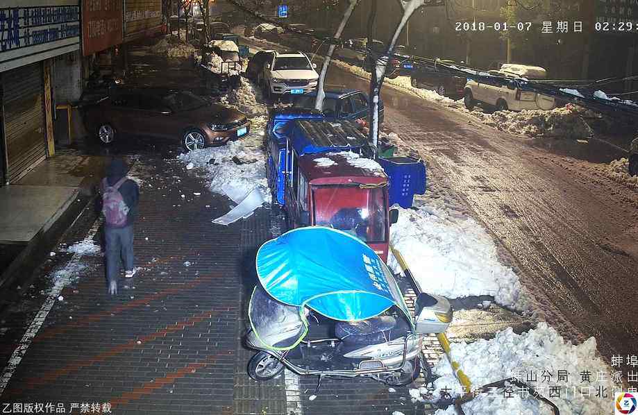 Giấu nhiều vàng dưới ngôi mộ của người vợ quá cố, tội ác của chồng bị phanh phui - 2