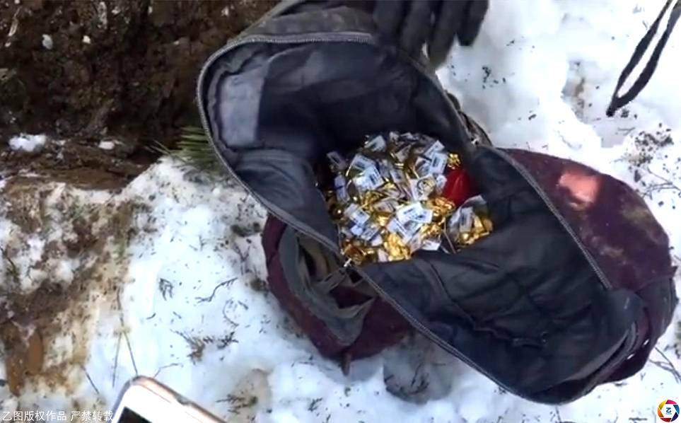 Giấu nhiều vàng dưới ngôi mộ của người vợ quá cố, tội ác của chồng bị phanh phui - 4