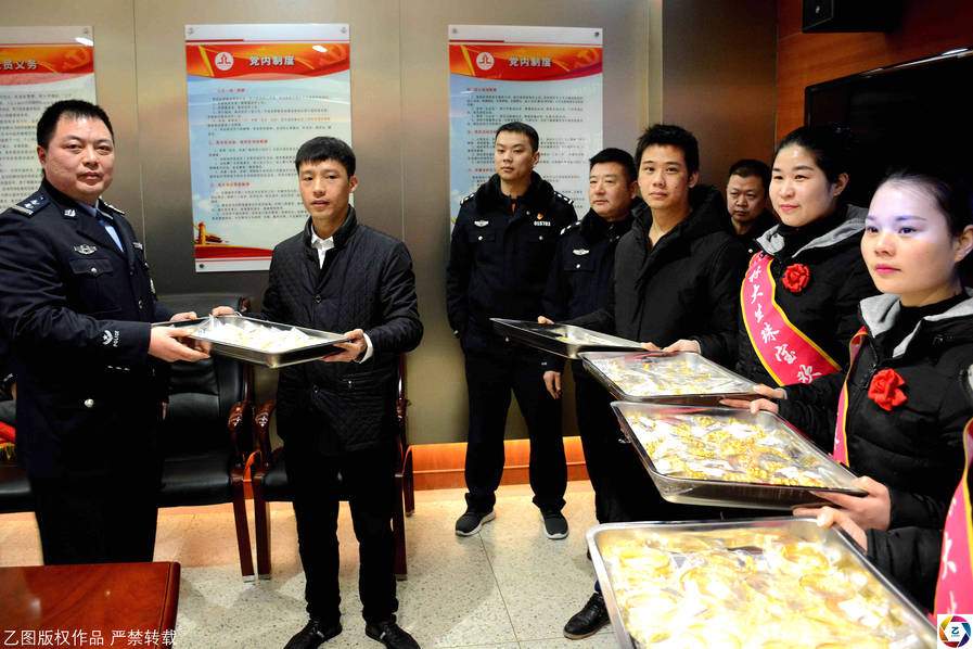 Giấu nhiều vàng dưới ngôi mộ của người vợ quá cố, tội ác của chồng bị phanh phui - 5