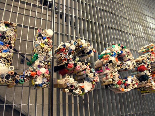 Không ai hiểu vì sao cô gái amp;#34;rảnhamp;#34; quét rêu, sữa chua lên tường cho đến khi thấy thành quả - 7