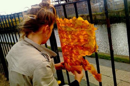 Không ai hiểu vì sao cô gái amp;#34;rảnhamp;#34; quét rêu, sữa chua lên tường cho đến khi thấy thành quả - 6