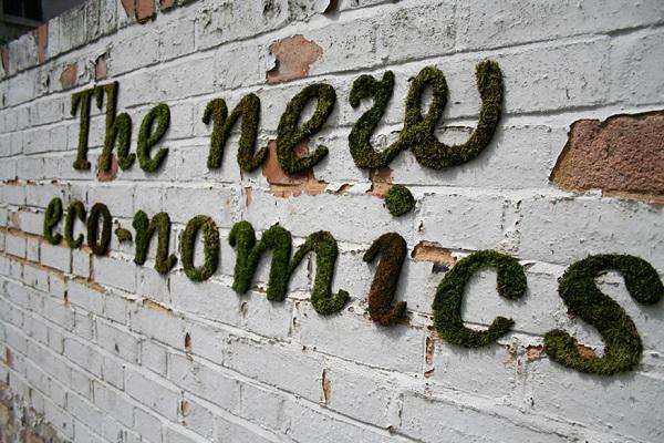 Không ai hiểu vì sao cô gái amp;#34;rảnhamp;#34; quét rêu, sữa chua lên tường cho đến khi thấy thành quả - 5