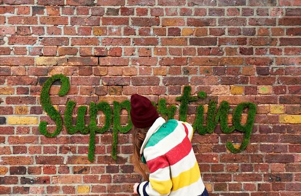 Không ai hiểu vì sao cô gái amp;#34;rảnhamp;#34; quét rêu, sữa chua lên tường cho đến khi thấy thành quả - 1