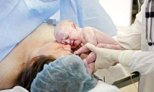 Chịu đựng nỗi đau bị amp;#39;bẻ gãyamp;#39; 20 cái xương để con chào đời - 1