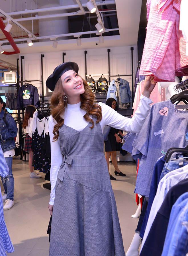 Chúng Huyền Thanh lần đầu xuất hiện sau đám cưới, lộ vòng 2 to amp;#34;vượt mặtamp;#34; - 5