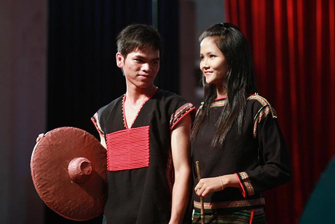 Lộ hình ảnh hiếm của Tân Hoa hậu Hoàn Vũ Hamp;#39;Hen Niê năm 19 tuổi - 2