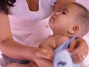 Làm mẹ - Bác sĩ nhi khoa mách mẹ cách chăm sóc trẻ bị mẩn ngứa mùa lạnh