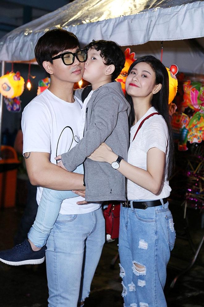 Tim xuất hiện nhăn nhó, quyết không đứng cạnh vợ trong ngày sinh nhật - 1