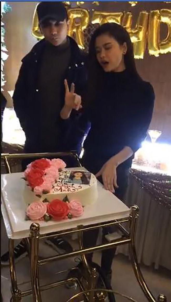 Tim xuất hiện nhăn nhó, quyết không đứng cạnh vợ trong ngày sinh nhật - 4