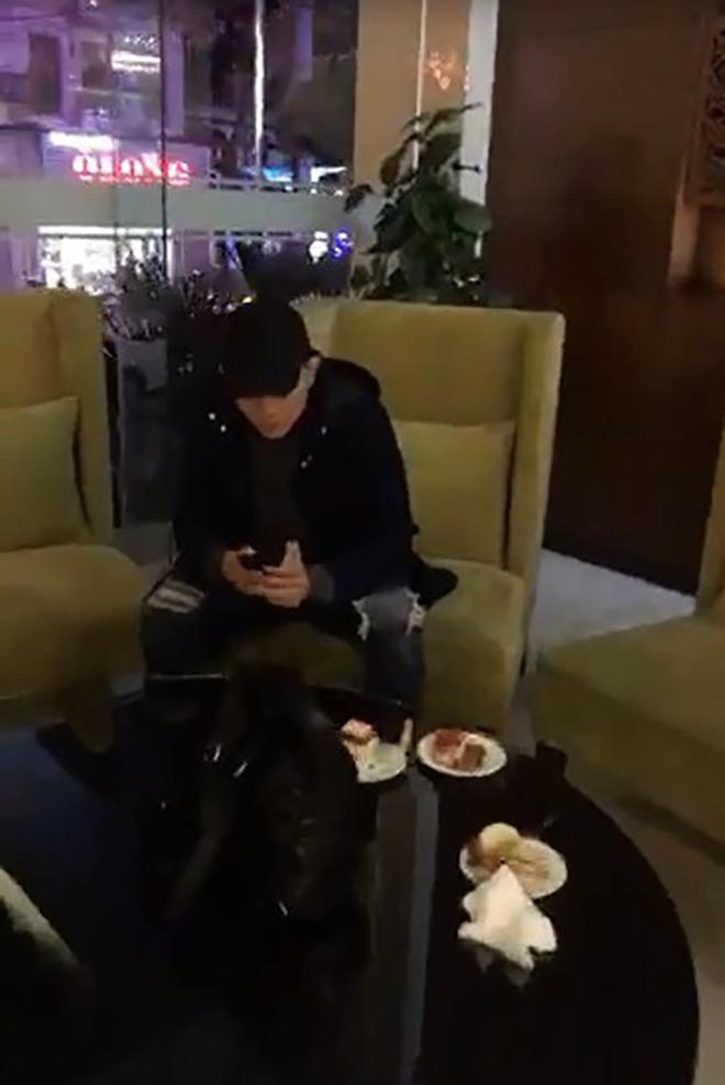 Tim xuất hiện nhăn nhó, quyết không đứng cạnh vợ trong ngày sinh nhật - 2