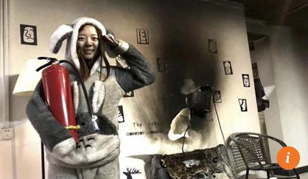 Cặp vợ chồng vô tư amp;#34;chụp ảnh tự sướngamp;#34; dù nhà vừa bị cháy - 2