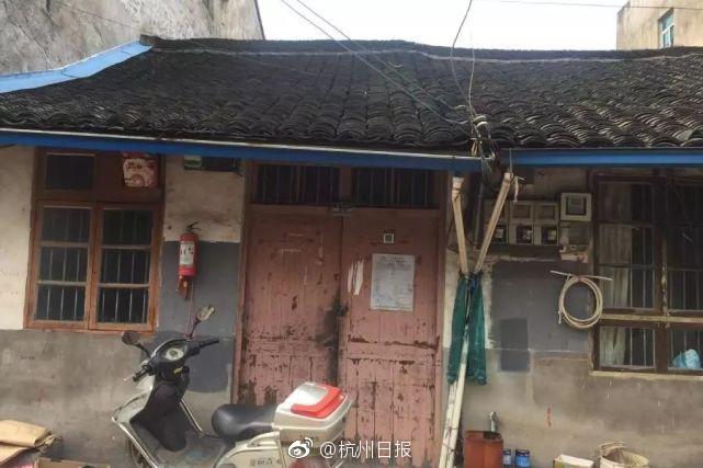 Nhà đấu giá 6 tỷ tưởng hoành tráng, ai ngờ cũ nát như nhà hoang khiến dân mạng choáng váng - 1